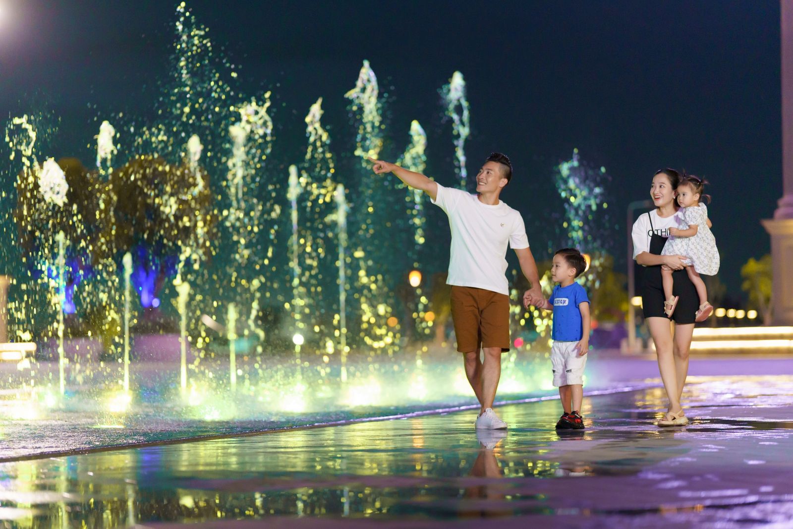 Quốc Cơ – Hồng Phượng dạo chơi tại quảng trường Aqua Marina khi đến Aqua City, cặp đôi đánh giá cao hệ tiện ích hoàn chỉnh từ y tế, giáo dục đến vui chơi giải trí của dự án.