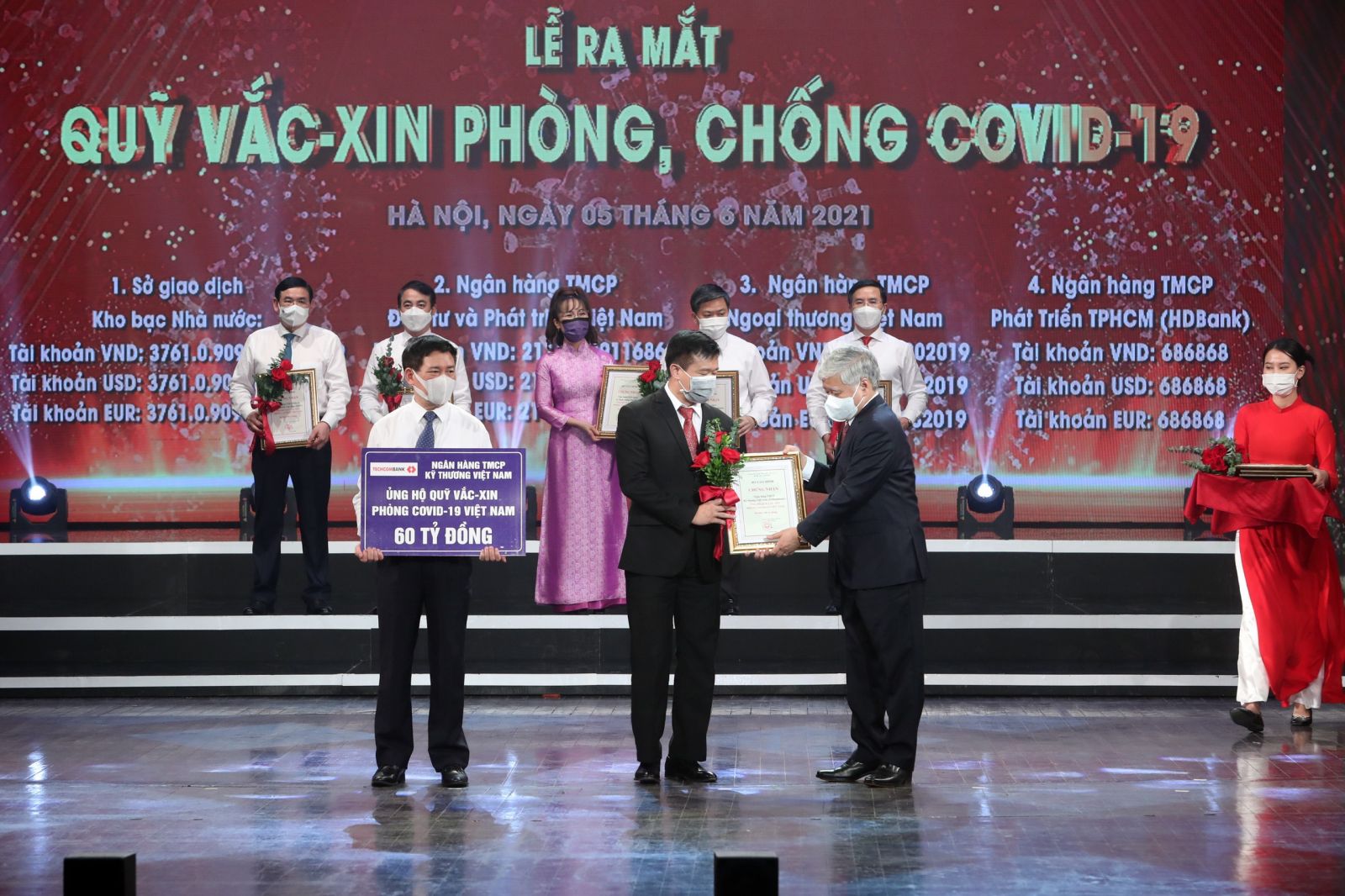 Ông Phạm Quang Thắng – Phó Tổng Giám đốc  đại diện Techcombank - trao 60 tỷ đồng cho quỹ vaccine phòng Covid-19.