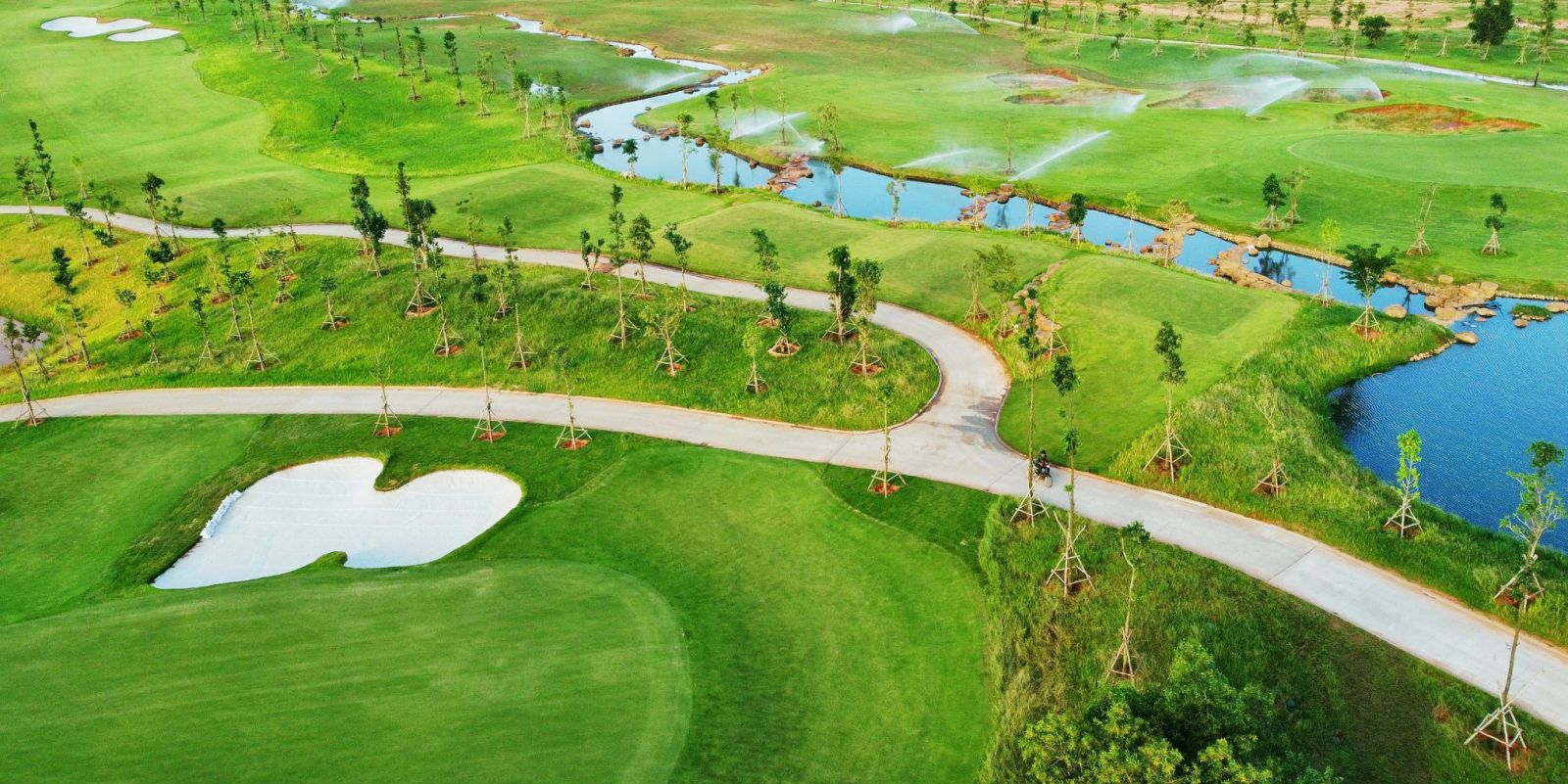 Thảm thực vật xanh, hồ nước và suối đá chảy xuyên suốt nhiều hố biến sân PGA Garden trở thành một “công viên” tươi mát. (Ảnh thực tế dự án)