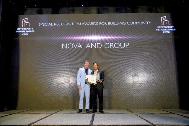 Đại diện Tập đoàn Novaland nhận giải thưởng Nhà phát triển bất động sản có nhiều đóng góp trong hoạt động xây dựng và kiến tạo cộng đồng.