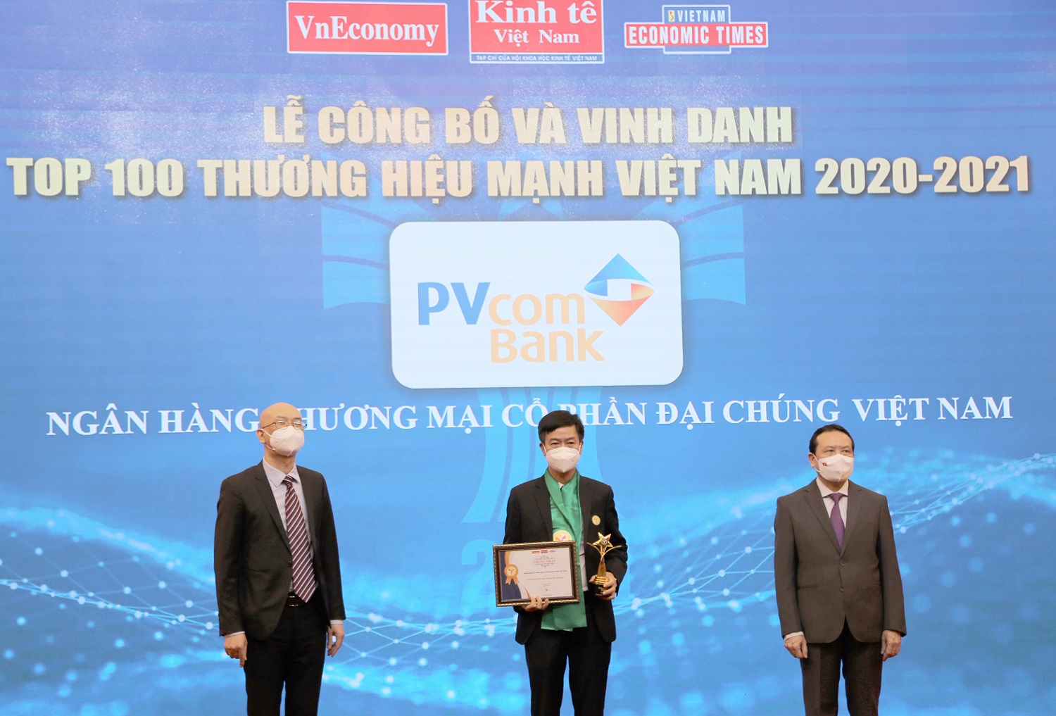 Đại diện Ngân hàng TMCP Đại Chúng Việt Nam (PVcomBank) nhận bằng khen và cup vinh danh Thương hiệu mạnh Việt Nam.