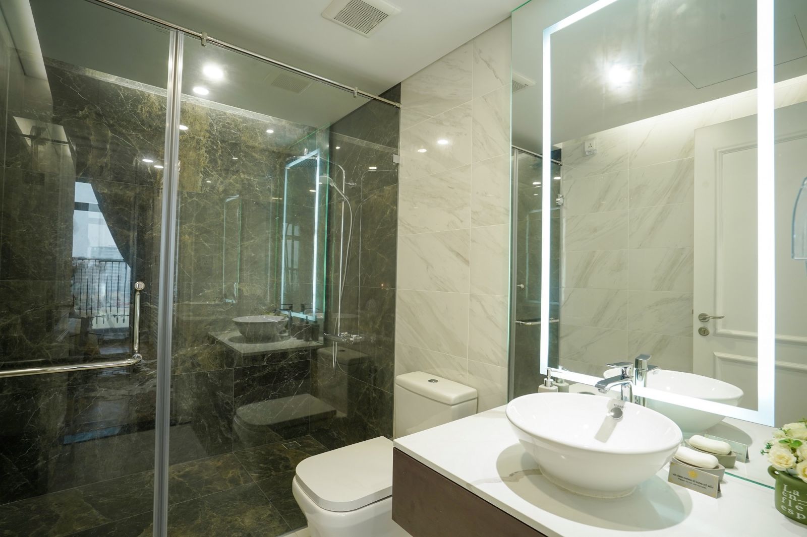 Nhà vệ sinh được trang bị thiết bị vệ sinh sử dụng phần sứ Bravat, sen vòi Hangrohe