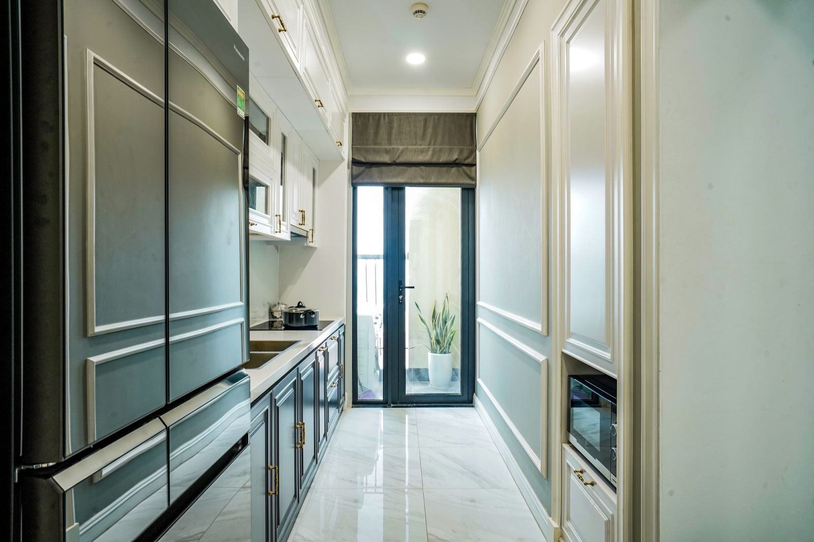 Khu vực bếp thiết kế khéo léo để kết nối ra logia nhỏ nhằm đảm bảo thông thoáng và lấy ánh sáng tự nhiên cho căn hộ