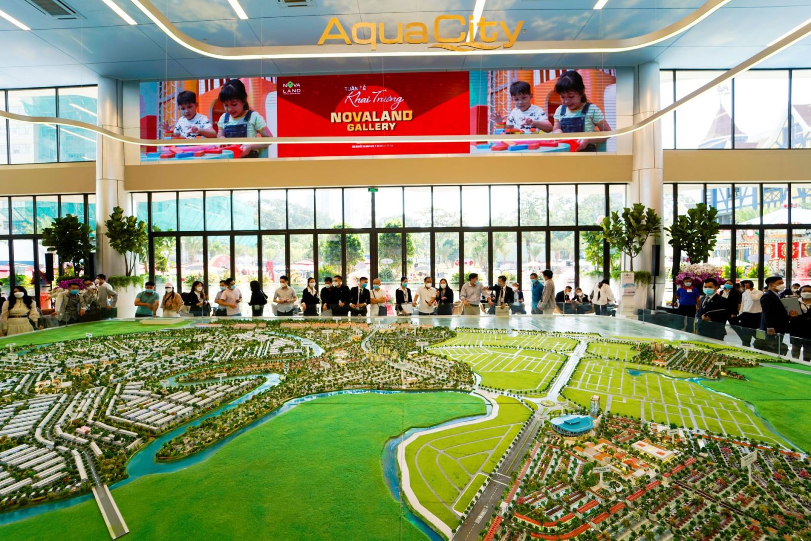 Nhà đầu tư tìm hiểu về dự án Aqua City tại Novaland Gallery