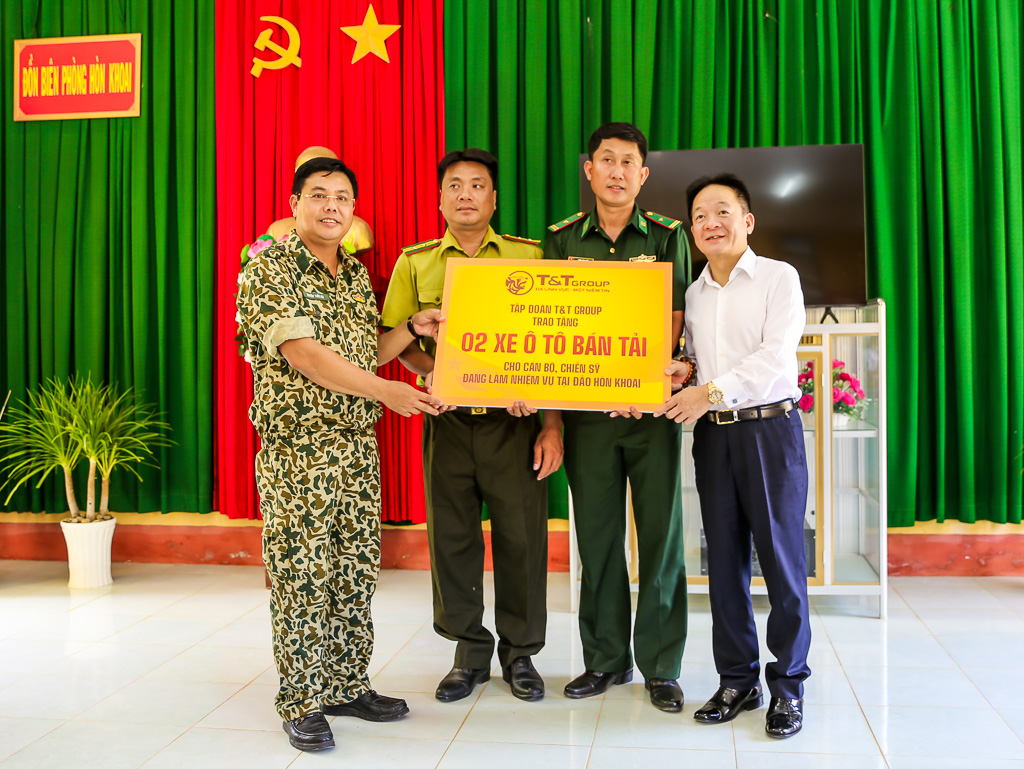 Lãnh đạo tỉnh Cà Mau và lãnh đạo Tập đoàn T&T Group tặng quà cho cán bộ chiến sỹ các lực lượng đang làm nhiệm vụ trên đảo Hòn Khoai.