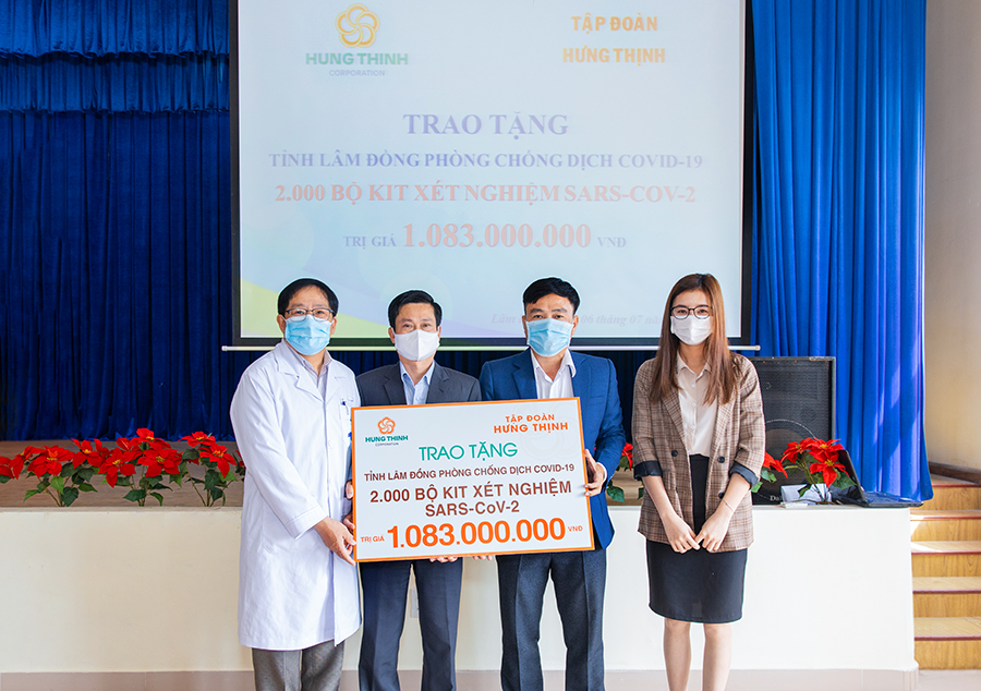 Ông Lê Huy Quang (thứ 3 từ trái sang) – Đại diện Tập đoàn Hưng Thịnh trao tặng 2.000 bộ kit xét nghiệm SARS-CoV-2 cho ông Nguyễn Đức Thuận (thứ 2 từ trái sang) – Giám đốc Sở Y tế tỉnh Lâm Đồng và ông Nguyễn Quốc Minh (ngoài cùng bên trái) – Giám đốc CDC tỉnh Lâm Đồng