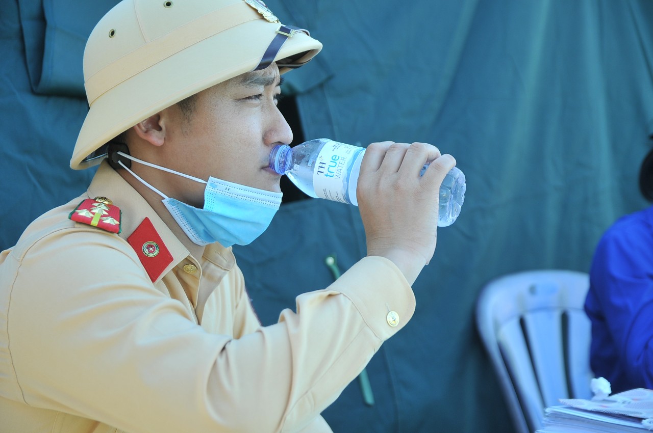 Phút nghỉ ngơi giữa trưa nắng gắt của chiến sĩ cảnh sát giao thông tại một chốt phong tỏa phòng chống dịch trên đại bàn tỉnh Nghệ An.