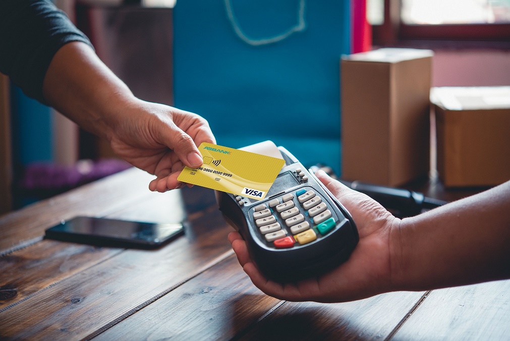 Thẻ tín dụng quốc tế ABBANK Visa Cashback, với chính sách hoàn tiền lên đến 5% doanh số giao dịch, tối đa 7,2 triệu đồng một năm