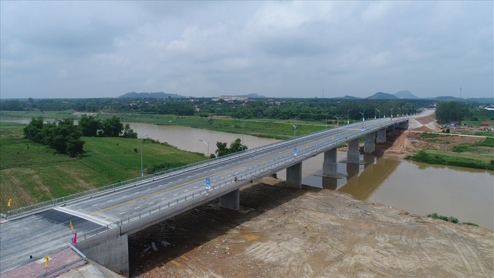 Cầu Hiếu 2 với độ rộng lên đến 48m gồm 2 làn là bước đệm phát triển kinh tế hạ tầng của Nghệ An – Thanh Hóa, tạo tiền đề cho kế hoạch xây dựng Cầu Hiếu 3 triển khai trong tương lai