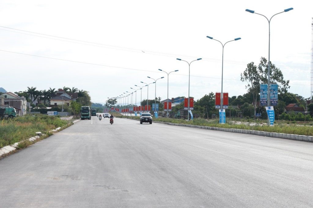 Đại Lộ Hùng Vương rộng 52m với 8 làn đường đã hoàn thiện sẽ là điểm nhấn phát triển kinh tế của miền Tây Bắc Nghệ An – Thanh Hóa