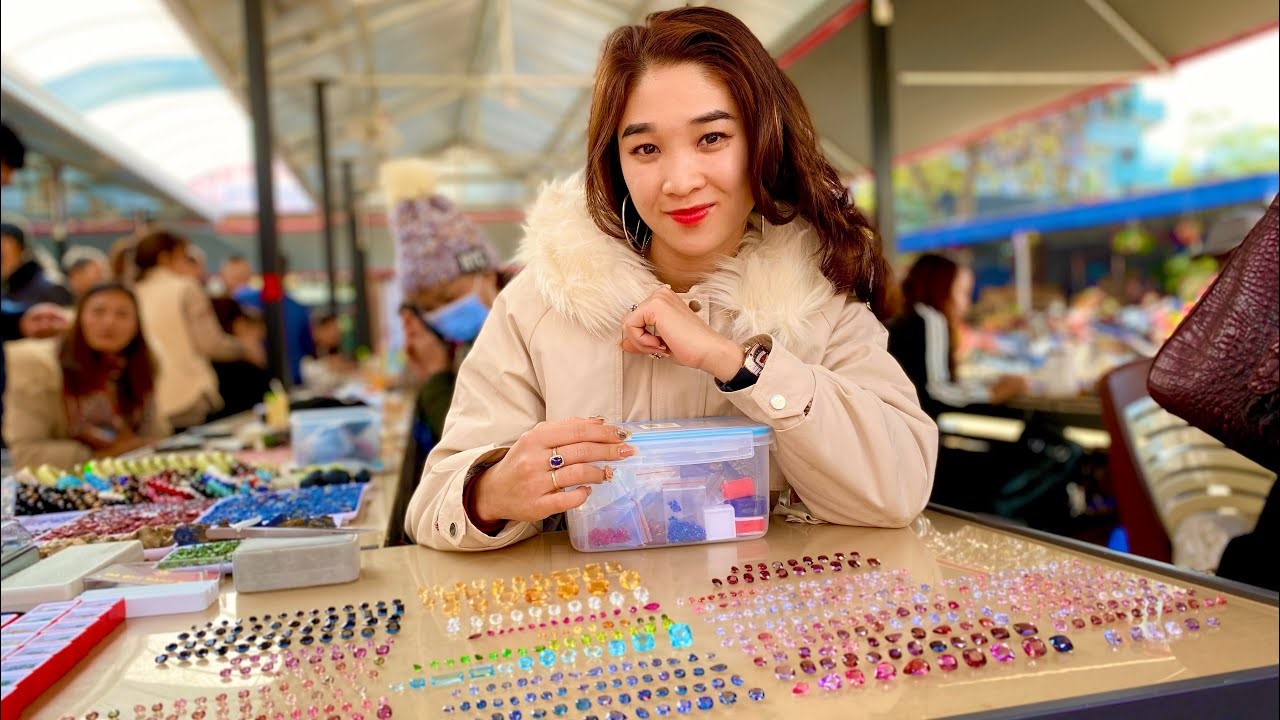 Chợ đá quý Lục Yên – phiên chợ đá quý lớn nhất Việt Nam thu hút rất nhiều khách du lịch thăm quan và mua sắm