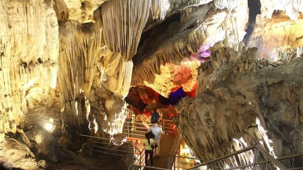 Động Cảm Dương – huyện Lục Yên được đánh giá là hang động đẹp nhất Yên Bái. Đây là một trong những khu vực được các tập lớn như Sungroup, Vingroup tìm hiểu cơ hội đầu tư để phát triển du lịch.