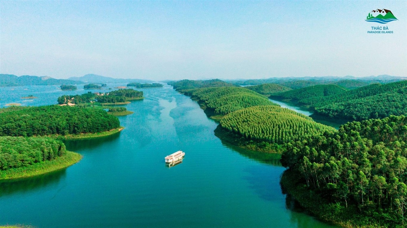 Hồ Thác Bà tọa lạc tại 2 huyện Yên Bình và Lục Yên được mệnh danh như kỳ quan Hạ Long trên cạn của vùng Tây Bắc.