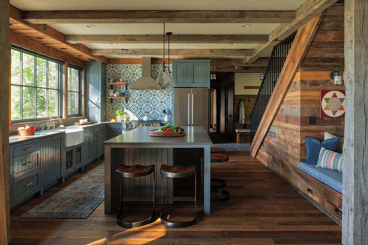 Nhà bếp lấy cảm hứng từ trang trại với tông màu xanh được hiện đại hóa với tấm nền dệt may vui nhộn, các thiết bị bằng thép không gỉ và một bồn rửa bát lớn.