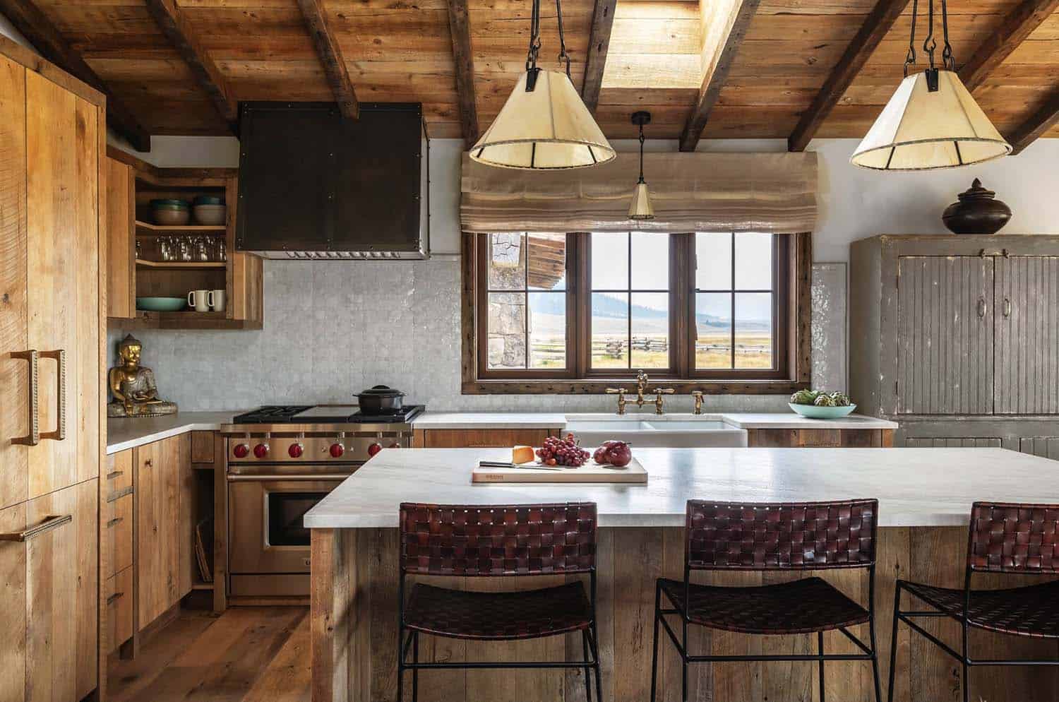Một không gian bếp ấm áp và gần gũi bởi hệ thống đồ nội thất bằng gỗ tạo cảm giác gần gũi và thân thuộc cho các thành viên trong gia đình.