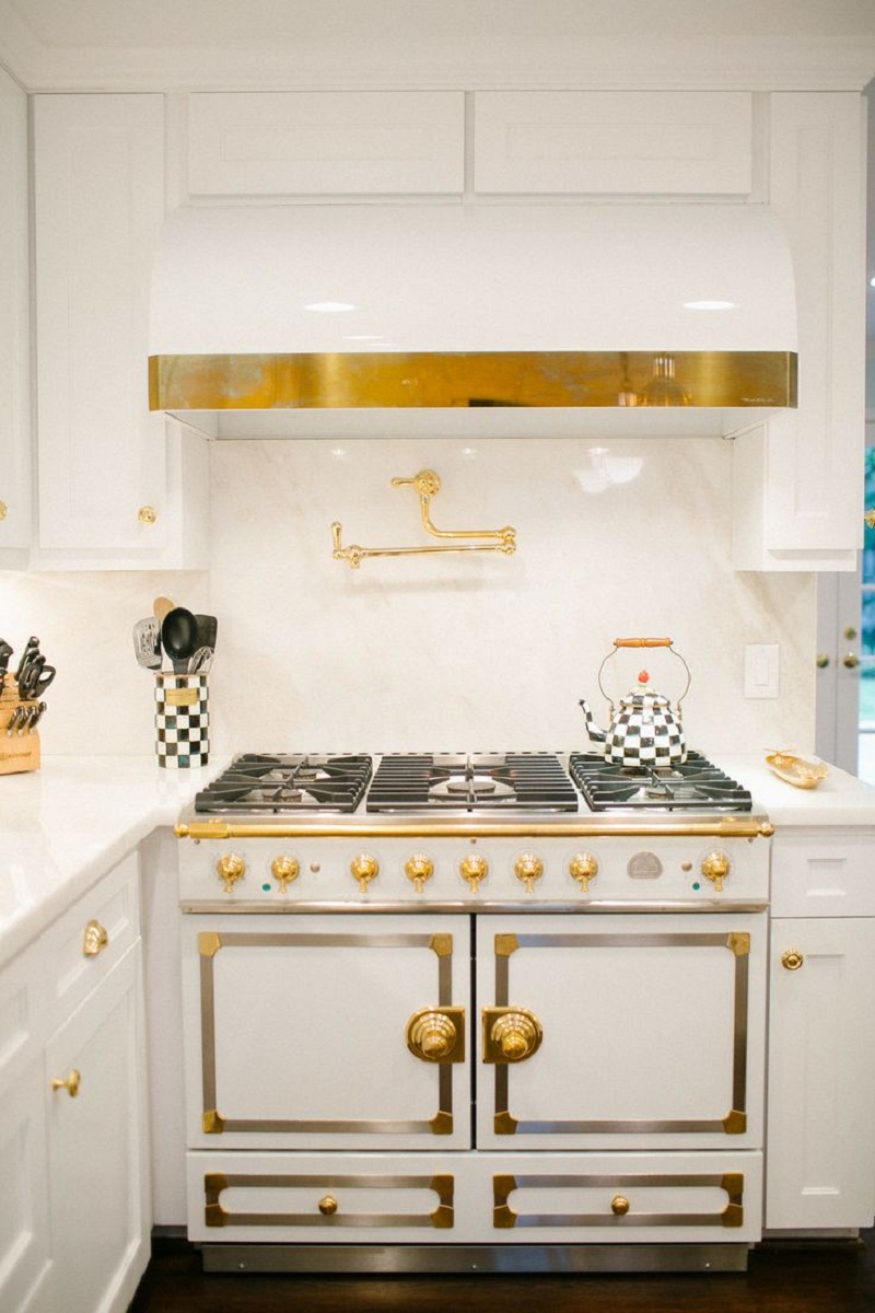 Trang trí bằng sắc vàng kim loại cho nhà bếp là lối trang trí vừa đơn giản, lại hiệu quả vô cùng mà bạn không không thể bỏ qua.