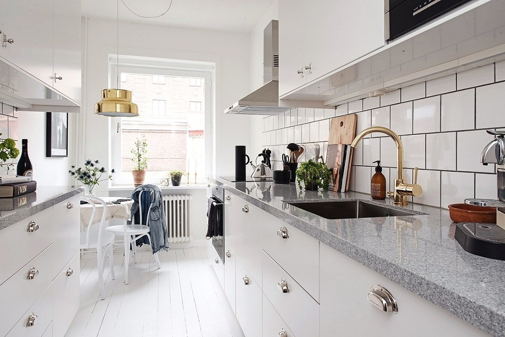 Những căn bếp được sơn trắng kết hợp với đồ kim loại màu vàng là một trong những sự kết hợp được yêu thích hiện nay