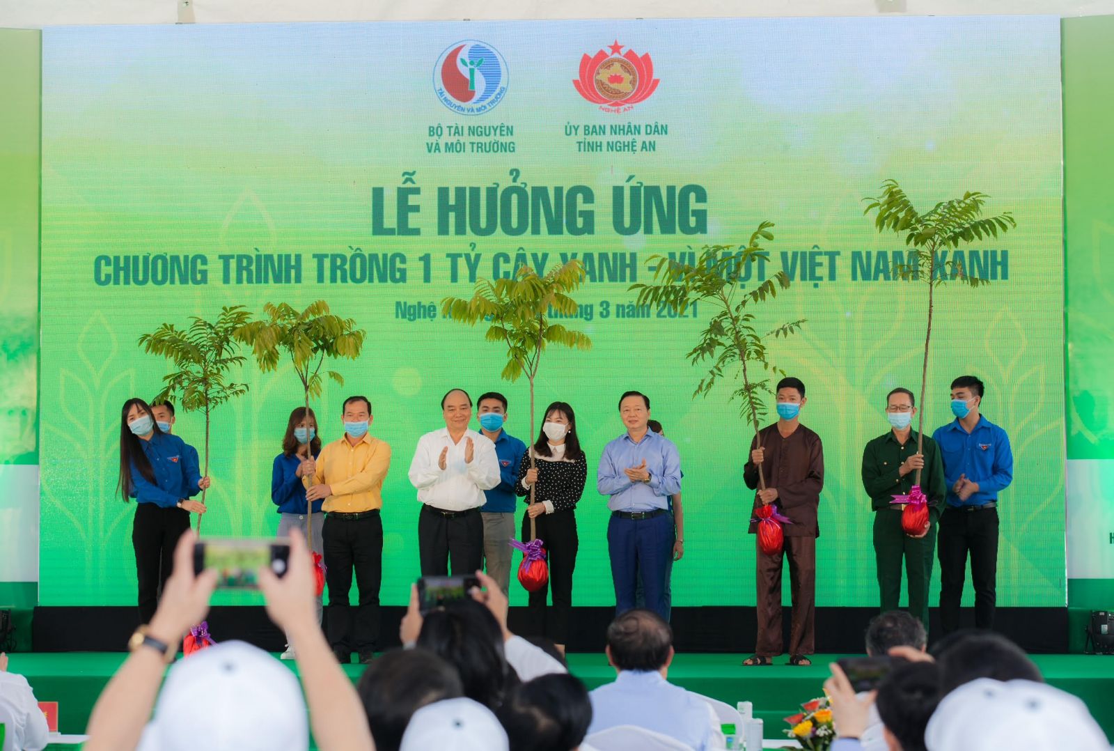 Thủ tướng Chính phủ Nguyễn Xuân Phúc trao tặng cây tượng trưng cho nhân dân tỉnh Nghệ An