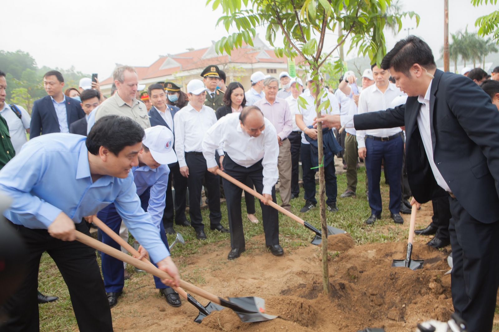 Thủ tướng Nguyễn Xuân Phúc tham gia trồng cây cùng các đại biểu và nhân dân địa phương