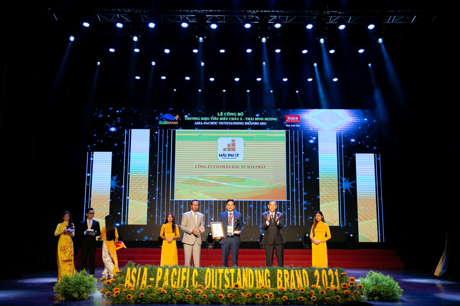 Ông Nguyễn Trọng Thiết – Phó TGĐ Tập đoàn Hải Phát lên nhận giải thưởng