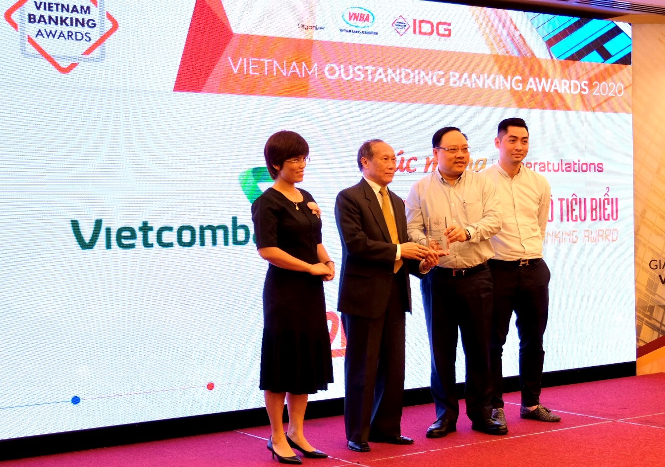 Ông Phạm Anh Tuấn – Thành viên Hội đồng quản trị (thứ 2 từ phải sang) cùng đại diện Vietcombank nhận giải thưởng “Ngân hàng chuyển đổi số tiêu biểu năm 2020”