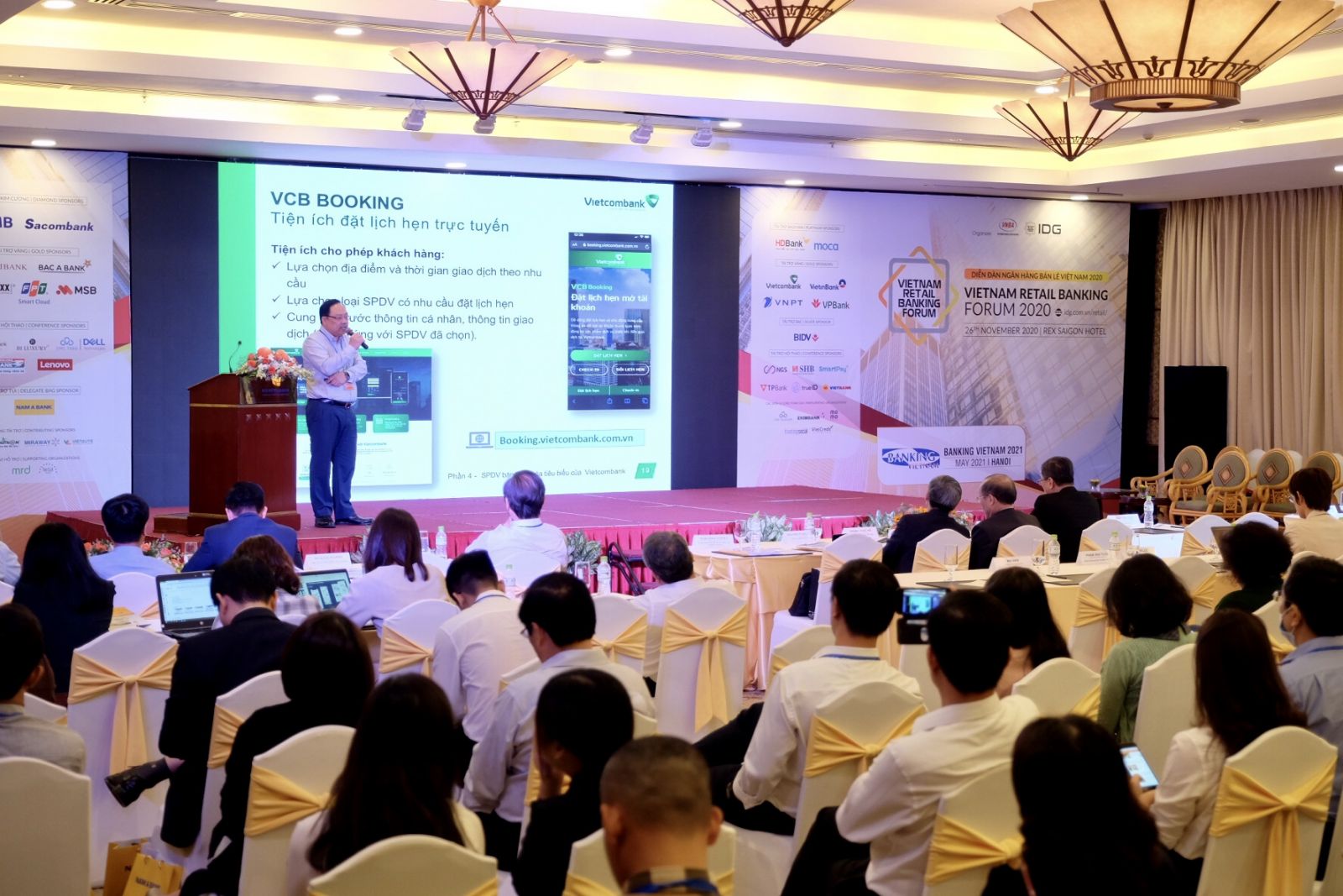 Ông Phạm Anh Tuấn – Thành viên Hội đồng quản trị Vietcombank trình bày tham luận, giới thiệu những tiện ích ngân hàng số của Vietcombank trong khuôn khổ Diễn đàn Ngân hàng Bán lẻ năm 2020