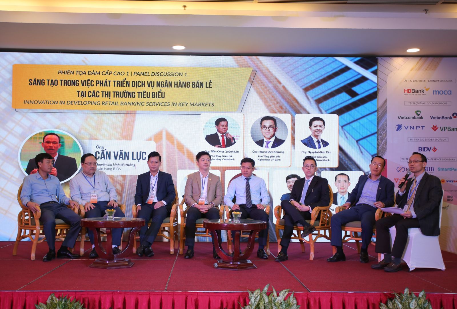 Ông Phạm Anh Tuấn – Thành viên Hội đồng quản trị Vietcombank trình bày tham luận, giới thiệu những tiện ích ngân hàng số của Vietcombank trong khuôn khổ Diễn đàn Ngân hàng Bán lẻ năm 2020