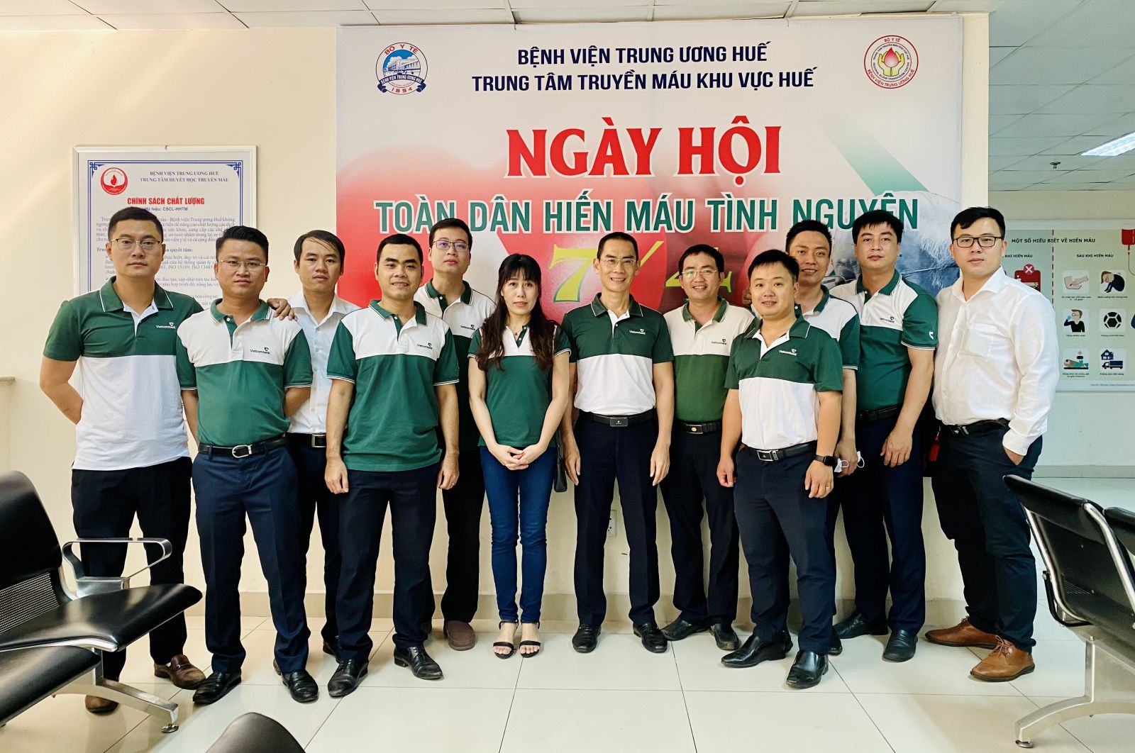 Đoàn viên công đoàn, Đoàn thanh niên Vietcombank Huế chụp ảnh lưu niệm tại Trung tâm huyết học truyền máu – Bệnh viện Trung ương Huế