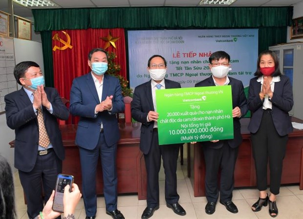 Đại diện Vietcombank trao biển tượng trưng số tiền 10 tỷ đồng quà Tết cho 20.000 nạn nhân chất đôc da cam/dioxin thành phố Hà Nội.