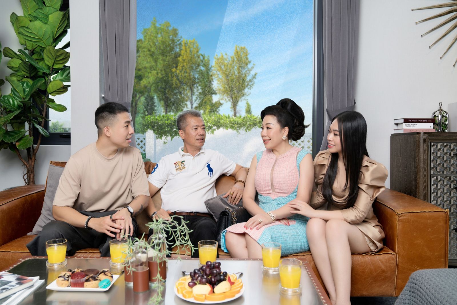 Những phút giây thư giãn của NKT Linh San cùng gia đình trong chuyến trải nghiệm Đô thị đảo Phượng Hoàng