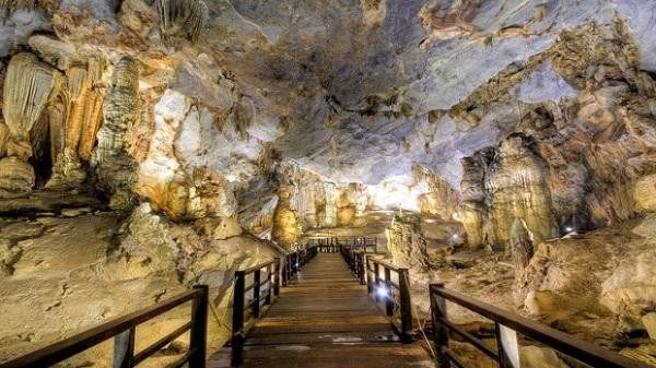 Động Cảm Dương (huyện Lục Yên) được đánh giá là hang động đẹp nhất Yên Bái, xếp hạng trong nhóm 10 hang động đẹp nhất Việt Nam. Đây là một trong những khu vực được các tập đoàn thế mạnh về phát triển du lịch như Sungroup tìm hiểu để phát triển.