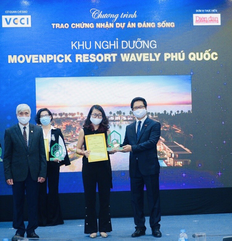 Đại diện MIKGroup nhận giải “Khu nghỉ dưỡng được yêu thích nhất 2021” cho Movenpick Resort Waverly Phú Quốc