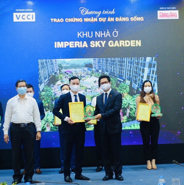Đại diện MIKGroup nhận giải “Dự án đáng sống 2021” dành cho Imperia Sky Garden