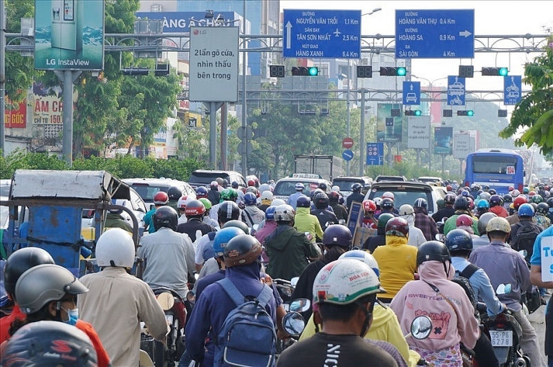 Đường Cộng Hòa là một trong những tuyến đường quan trọng ra vào sân bay Tân Sơn Nhất đang bị quá tải.