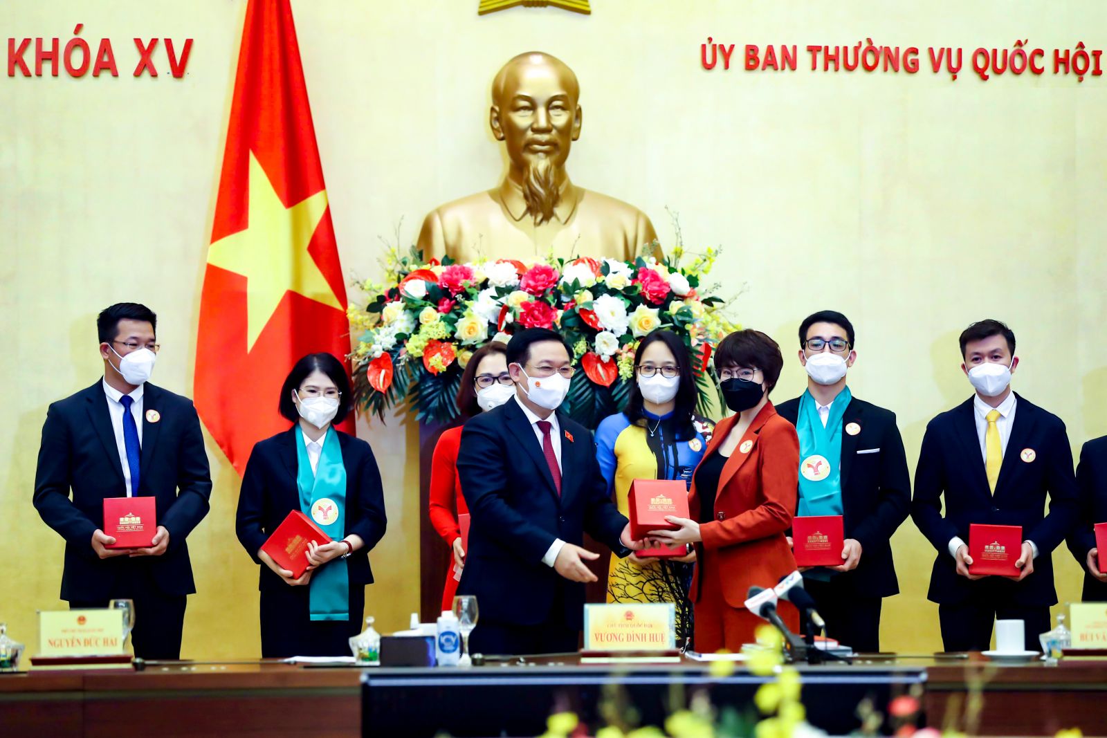 Chủ tịch Quốc hội Vương Đình Huệ tặng quà lưu niệm cho đại diện Sunshine Group cùng đại diện lãnh đạo các doanh nghiệp tiêu biểu