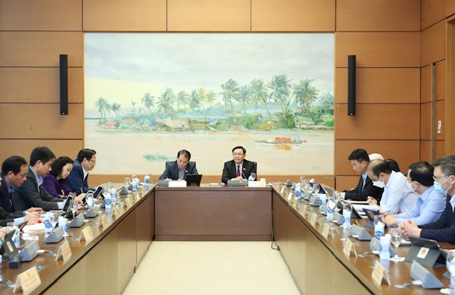 Chủ tịch Quốc hội Vương Đình Huệ thảo luận tại tổ đại biểu số 3