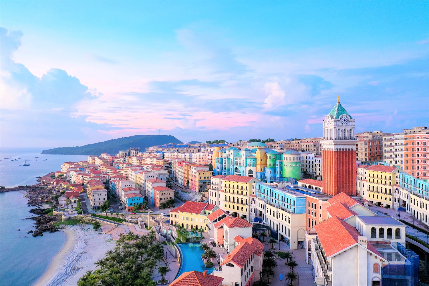 Thị trấn Địa Trung Hải đang không ngừng được Sun Group bồi đắp các công trình biểu tượng để trở thành tâm điểm du lịch, đầu tư tại Phú Quốc