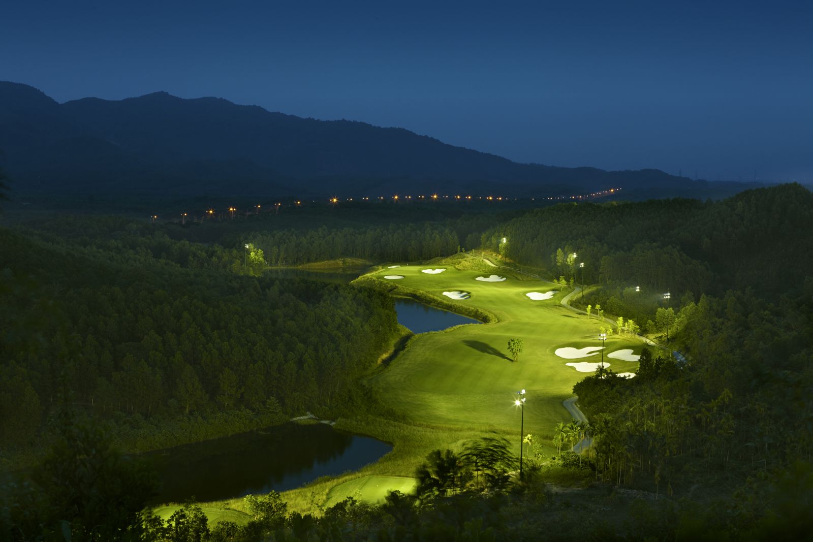 Ba Na Hills Golf Club với hệ thống chiếu sáng ban đêm hiện đại