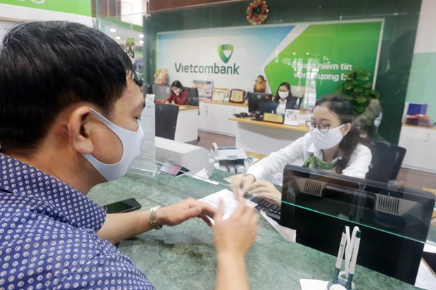 Khách hàng giao dịch tại Hội sở chính Vietcombank, Hà Nội