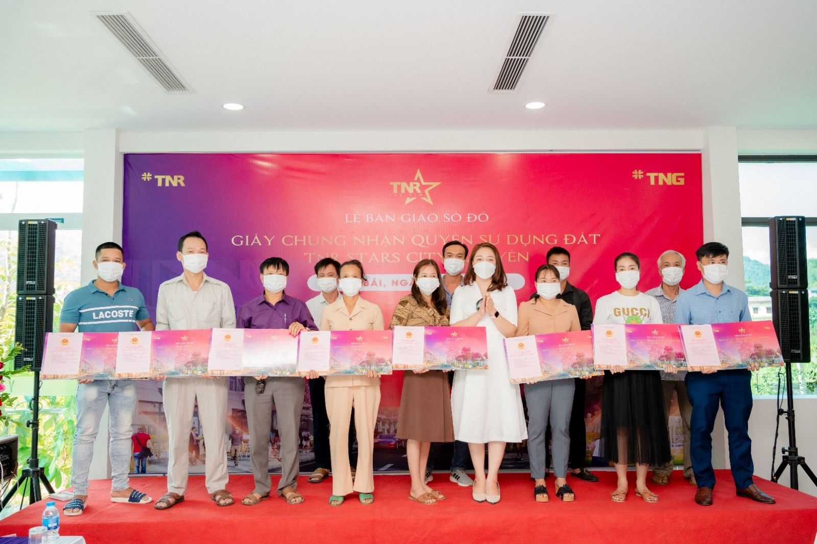 Lễ bàn giao giấy chứng nhận quyền sử dụng đất dự án TNR Stars City Lục Yên