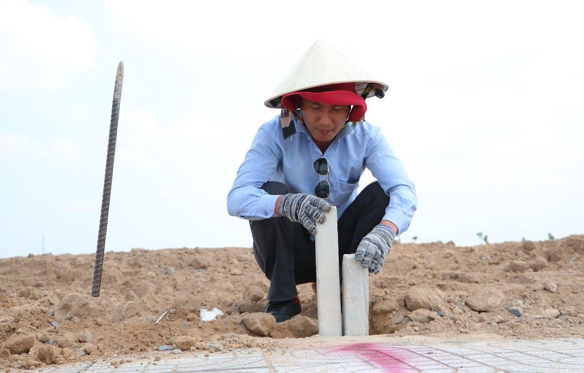 Cắm mốc nhằm xác định vị trí, diện tích các lô đất tại Khu tái định cư Lộc An-Bình Sơn.