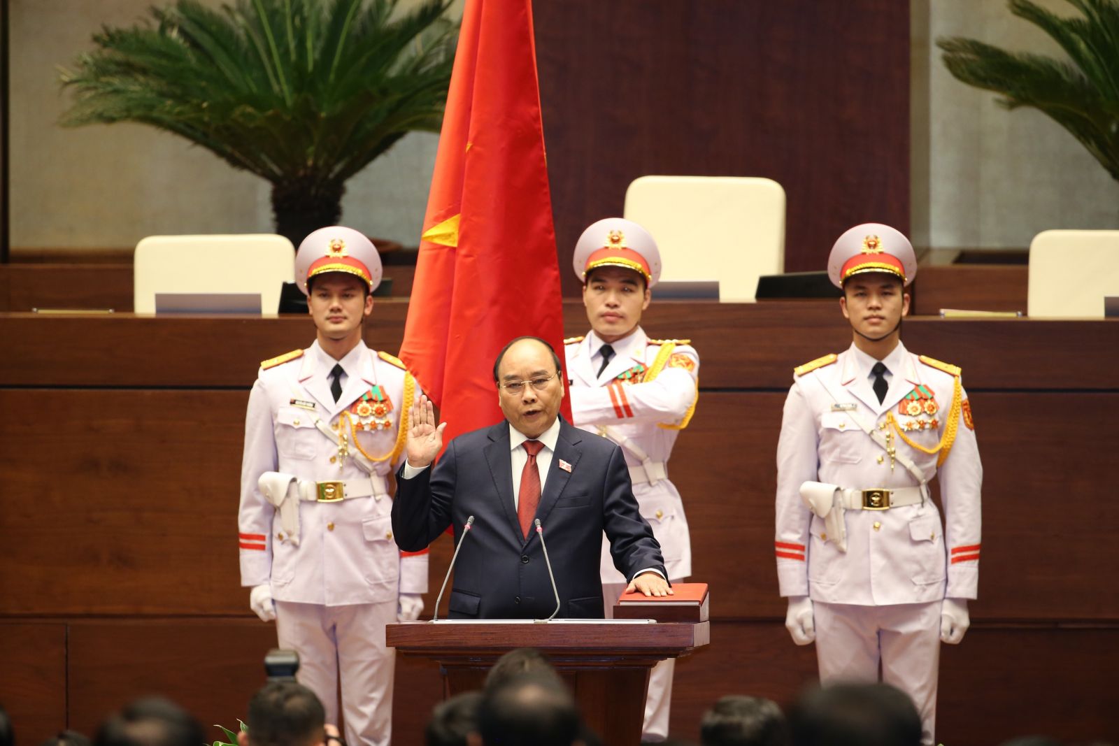 Tân Chủ tịch nước Nguyễn Xuân Phúc tuyên thệ