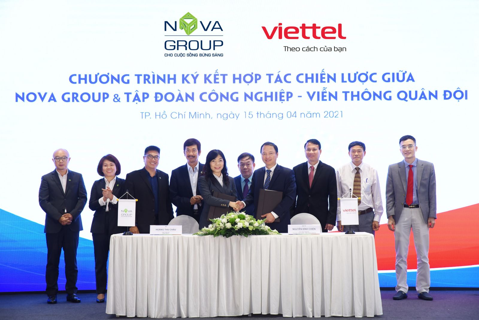 Đại diện NovaGroup và Viettel ký kết Thỏa thuận hợp tác chiến lược.