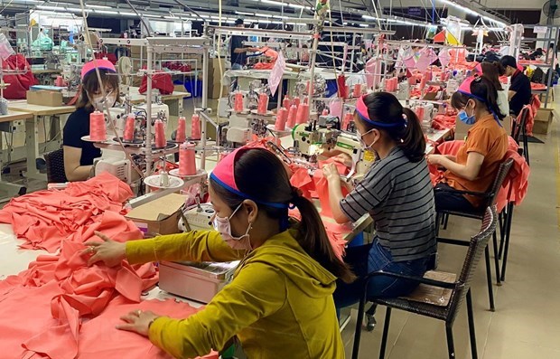Hoạt động sản xuất tại một doanh nghiệp dệt may ở Thừa Thiên - Huế.