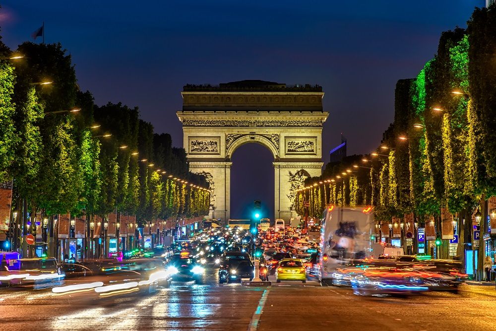 Những đại lộ nổi tiếng như Champs-Elysees là điểm không thể không đến với du khách