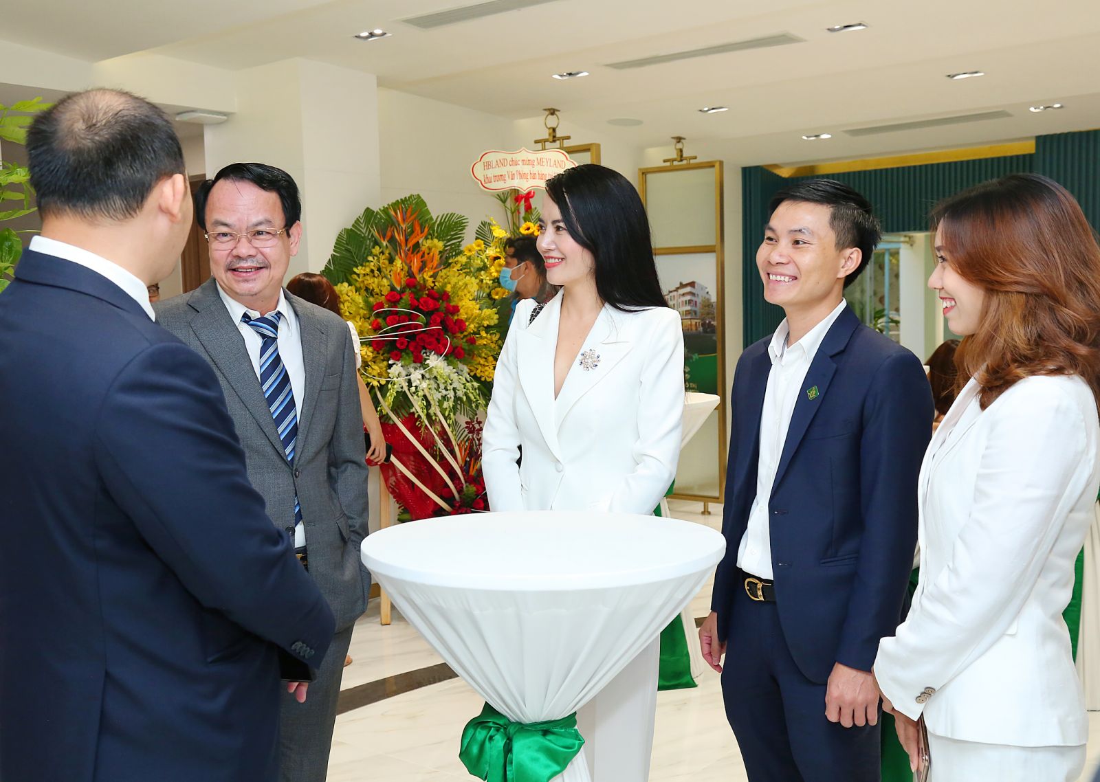 Lãnh đạo các Đại lý chia vui cùng ông Nguyễn Minh Ngọc - Phó Chủ tịch HĐQT Tập đoàn Tân Á Đại Thành