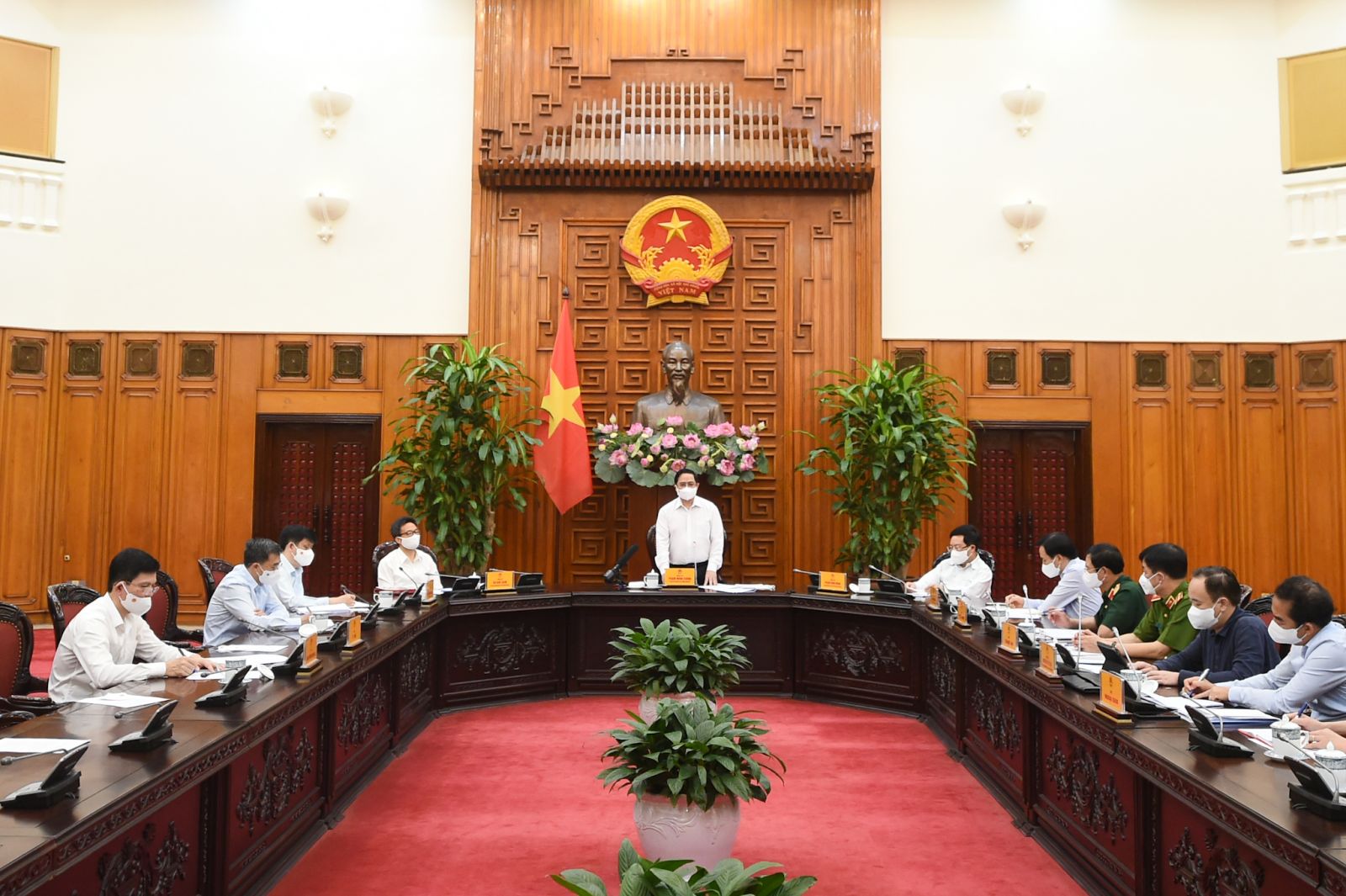 Thủ tướng Phạm Minh Chính chủ trì họp khẩn về phòng chống COVID-19