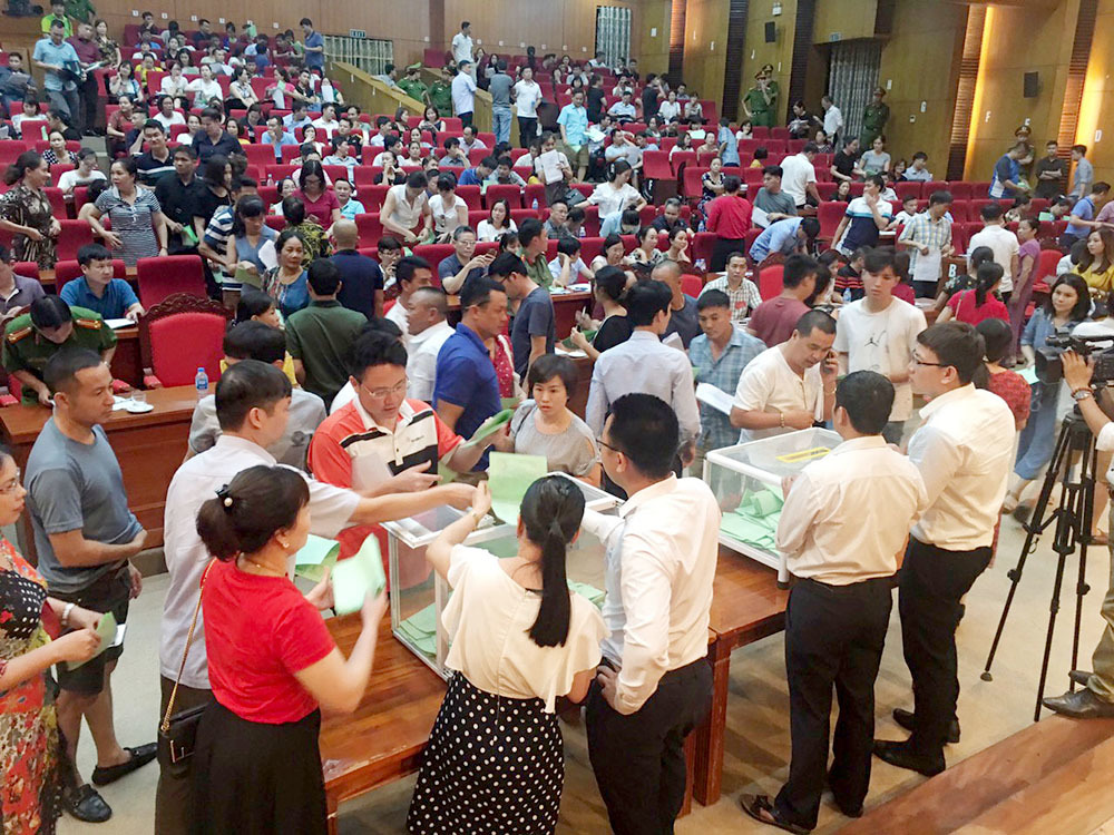 Hàng trăm người dân tham gia đấu giá đất ở tại Hội trường đa năng tỉnh Bắc Giang diễn ra mới đây. Tuy nhiên, sau phiên đấu giá hàng loạt lô đất đã bị khách hàng bỏ cọc