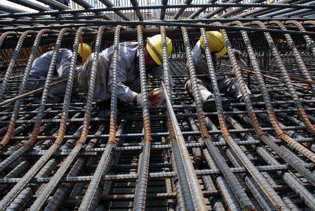Theo thông tin từ Hiệp hội Nhà thầu xây dựng Việt Nam thì giá thép xây dựng đã tăng đến 40% khiến các doanh nghiệp nhà thầu lao đao
