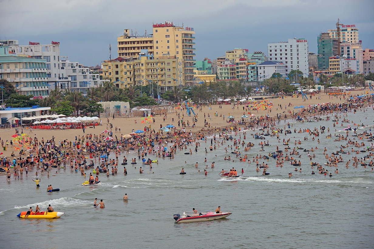 Sầm Sơn thu hút lượng khách đông đảo mỗi dịp hè